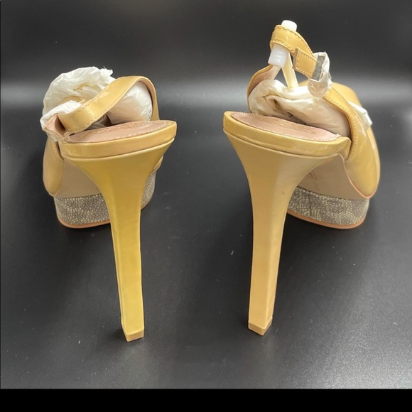 Vince Camuto Shoe - Picture 2 of 2